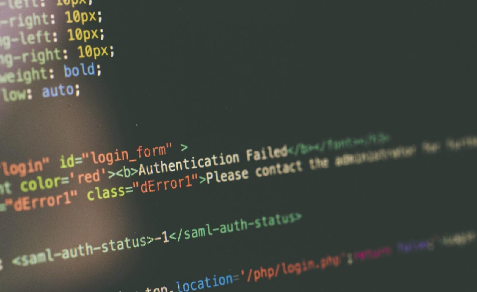 Arbeitsumgebung mit modernen Datenanalyse-Tools und Bildschirmen